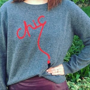 Gray cashmere sweater with lipstick detail 💄